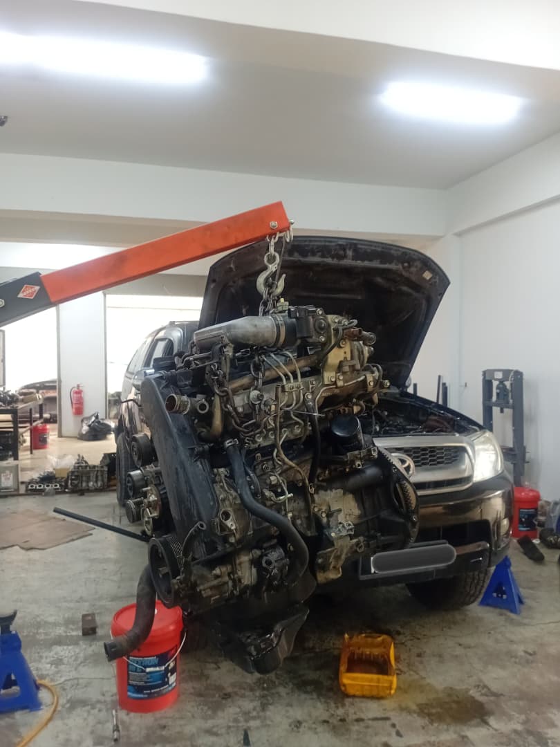 Toyota Hilux engine drop